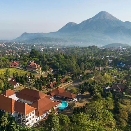 Royal Hotel And Villas Trawas Exterior photo