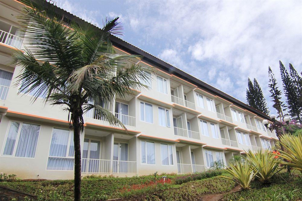Royal Hotel And Villas Trawas Exterior photo