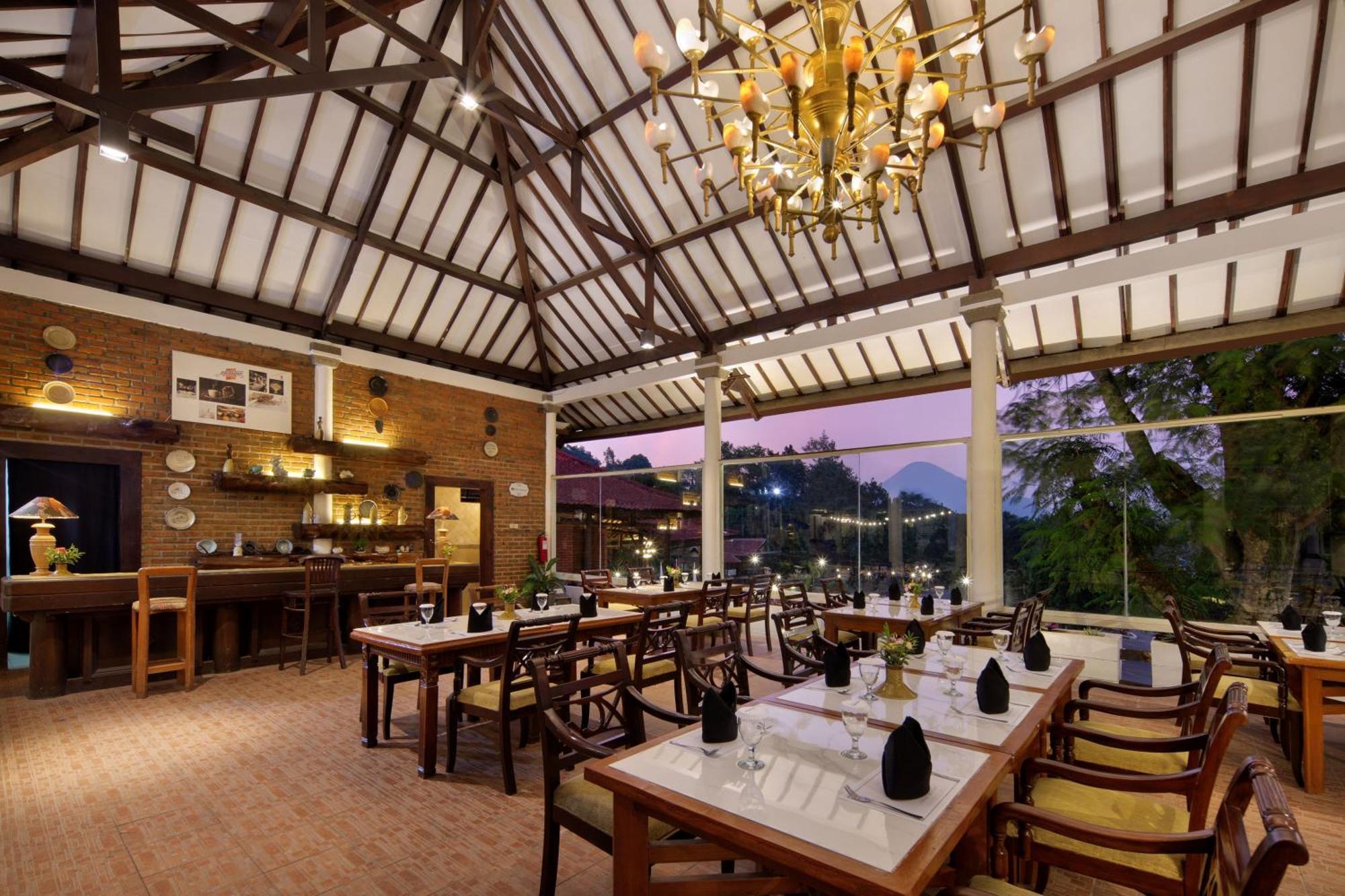 Royal Hotel And Villas Trawas Exterior photo