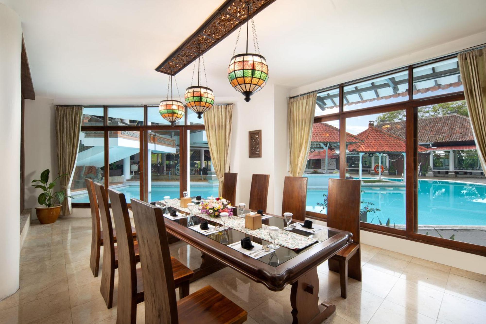 Royal Hotel And Villas Trawas Exterior photo