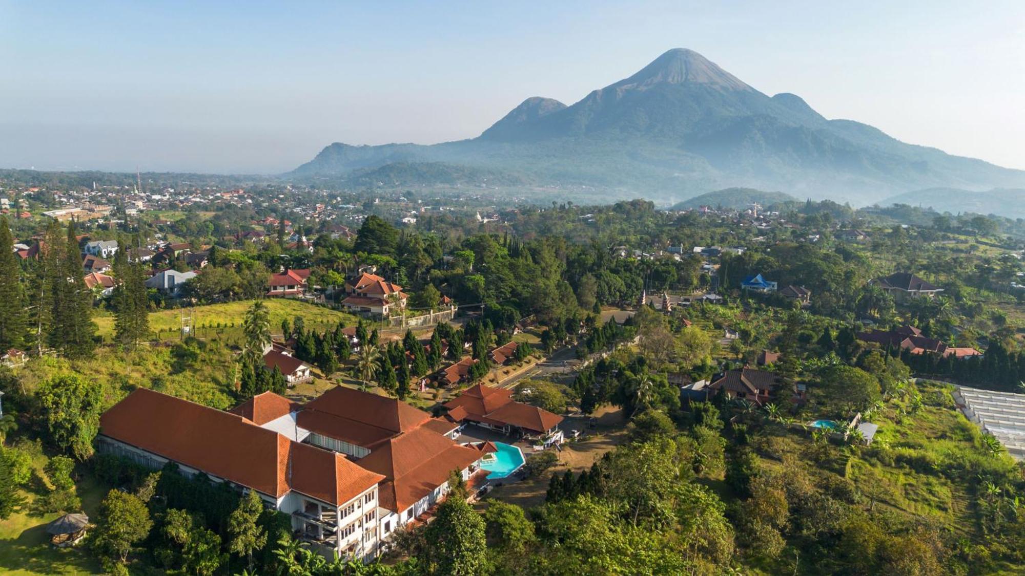 Royal Hotel And Villas Trawas Exterior photo