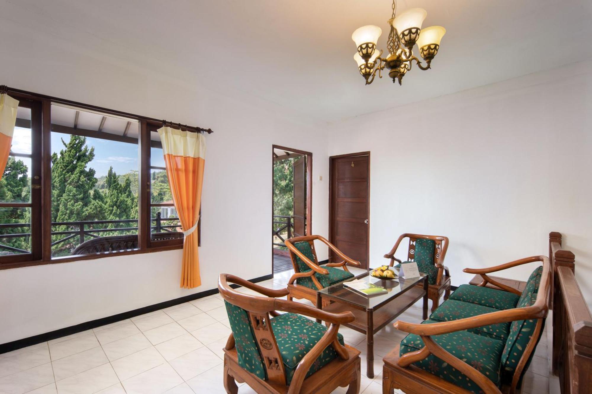 Royal Hotel And Villas Trawas Exterior photo
