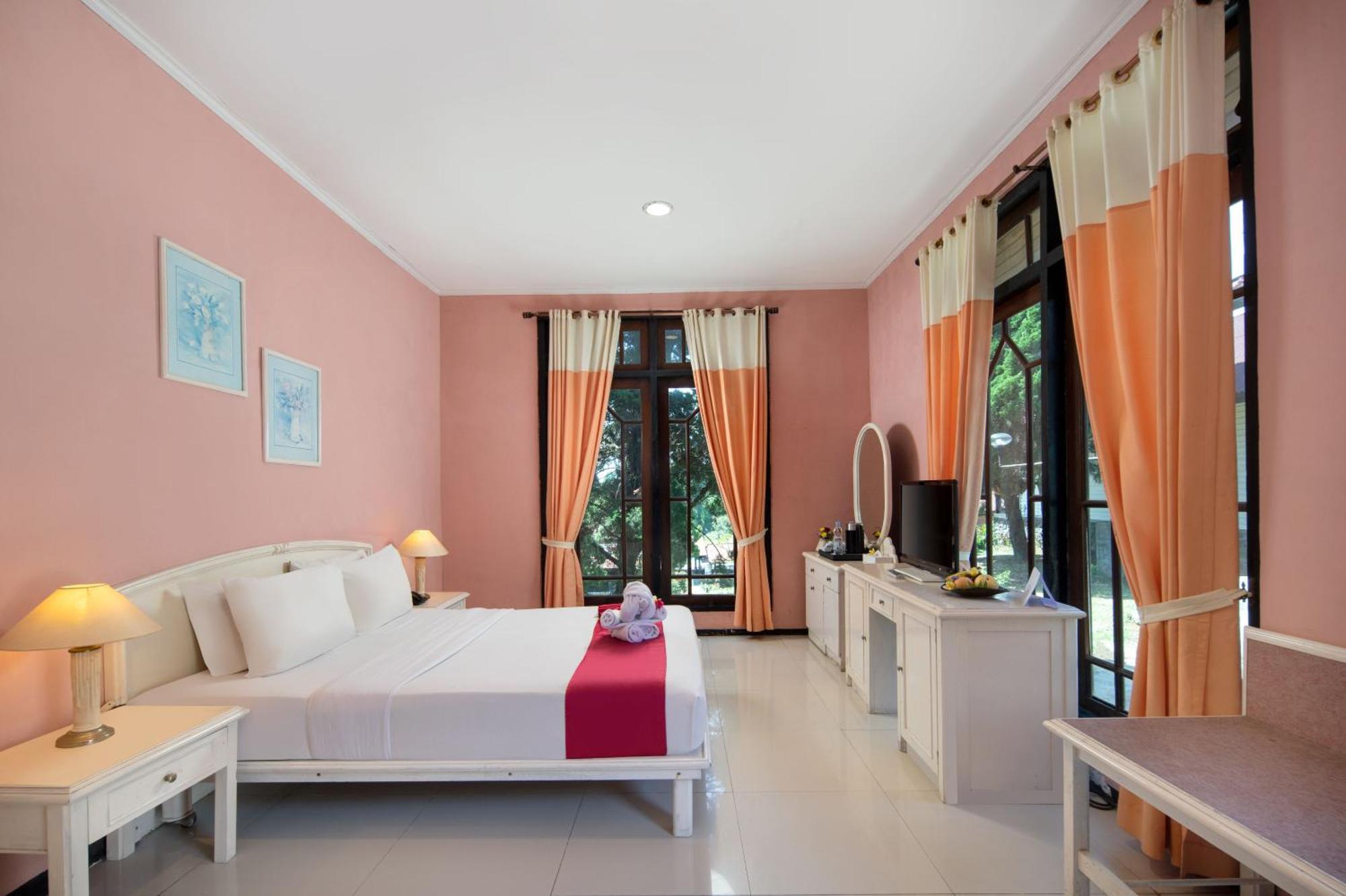 Royal Hotel And Villas Trawas Exterior photo