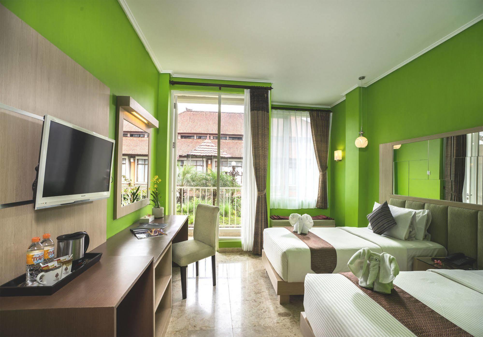 Royal Hotel And Villas Trawas Exterior photo