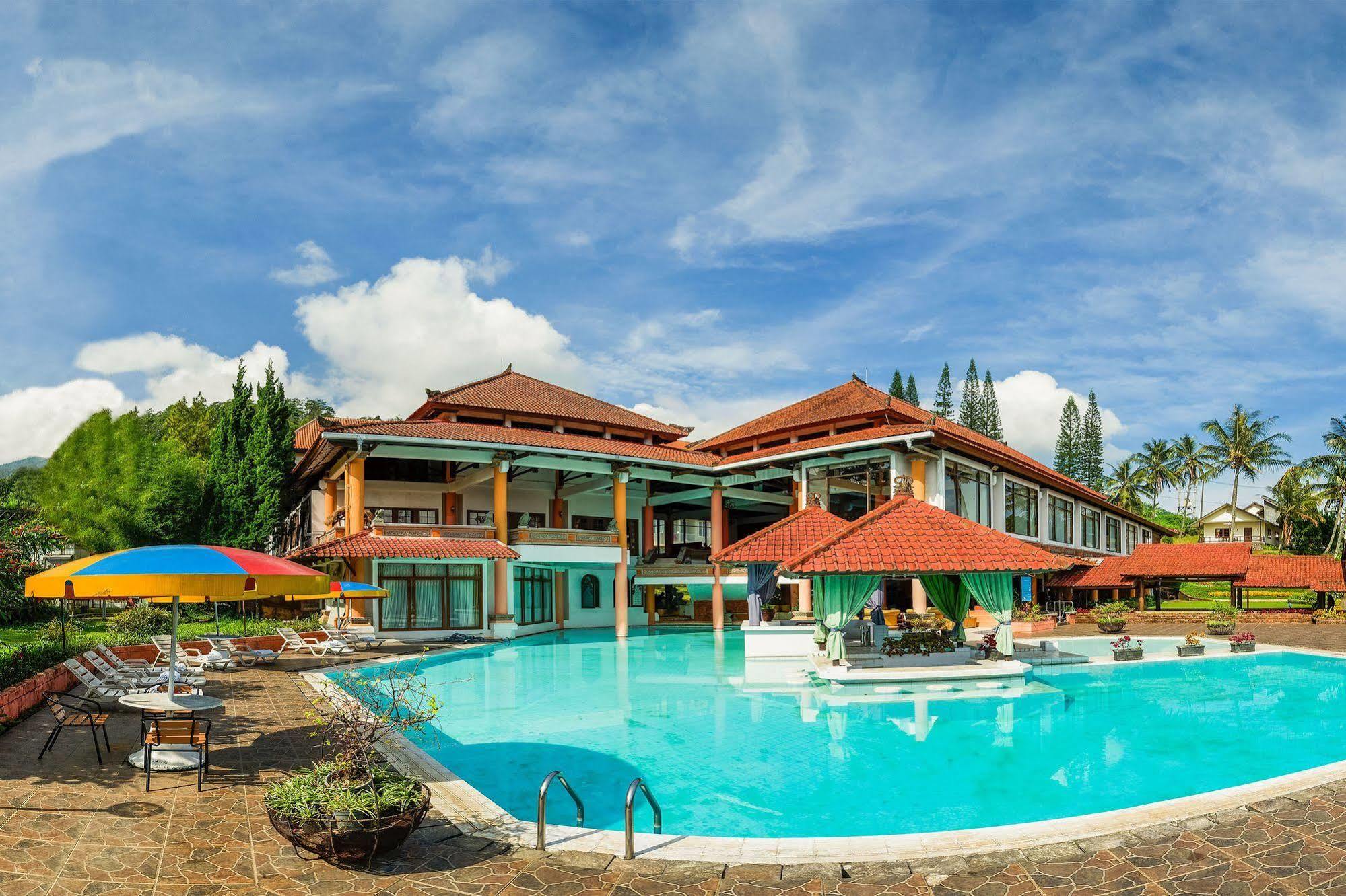 Royal Hotel And Villas Trawas Exterior photo